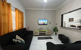 Casa no Caiçara a 5 min da Praia, churrasqueira, 3 vagas de garagem, ideal para familias